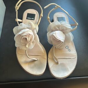 Suede thong sandal with flower
